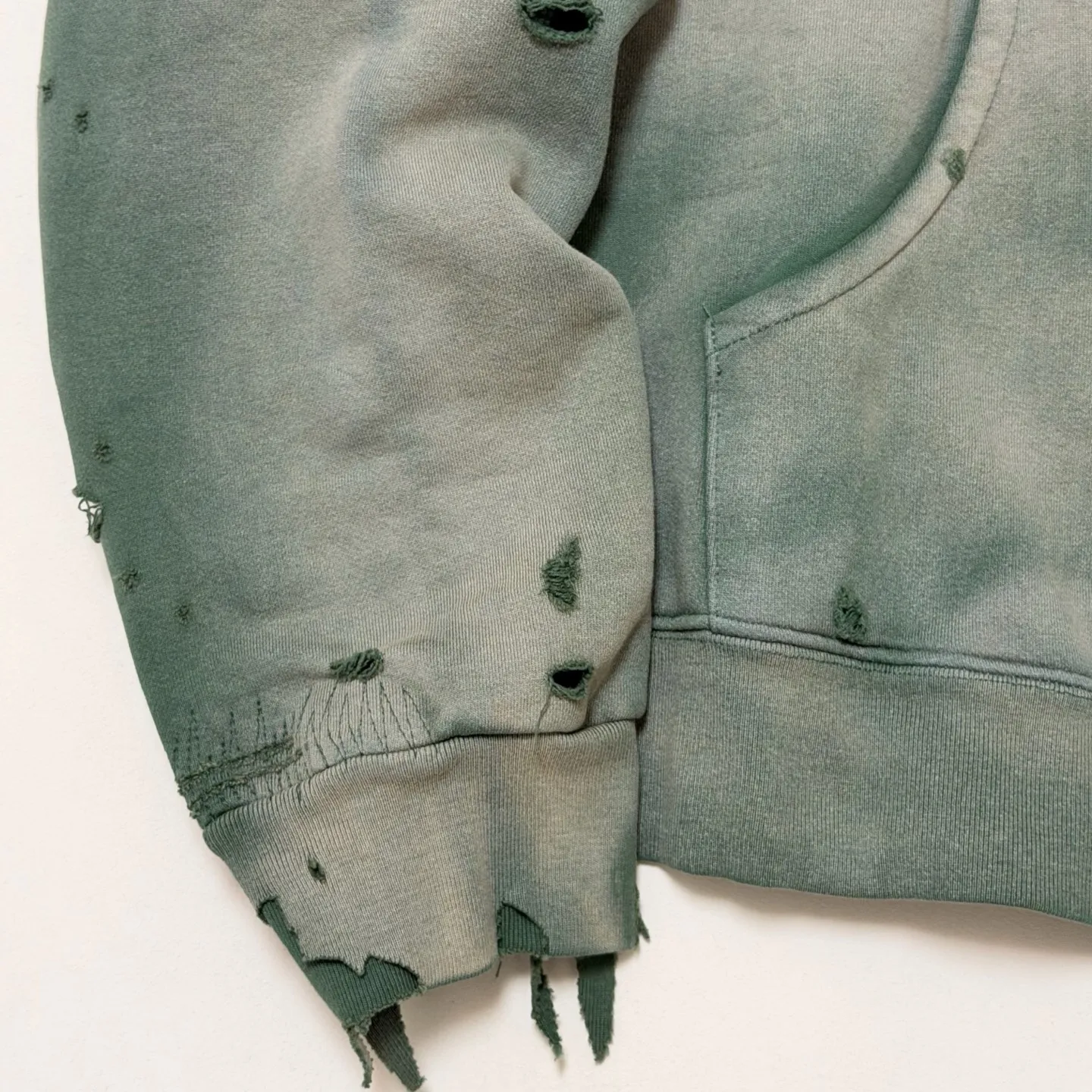 More details SAINT Mxxxxxx DBL FACE ZIP UP HOODIE/GREEN Double-layer damaged waffle zipper jacket, washed green S-XL, a style that has been used in the summer. After continuous fine polishing, it is finally shipped. The finished product is simply a work of art. Super heavy washing and distressing. Multiple horse water fading. Many hand-made wormhole damage processing. Deconstruction and reorganization embroidery technology. Customized zipper with LOGO. The color details of the zipper webbing are also correct. Original grade fruit main label and wash water label. Top purchasing grade. A layer of waffle fabric is added to the inner lining to make the overall texture stronger and increase the comfort and warmth of the wearer.
